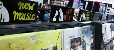 Tuning Into Tangibility: A Deeper Look at the Enduring Love for Vinyl and Magazines